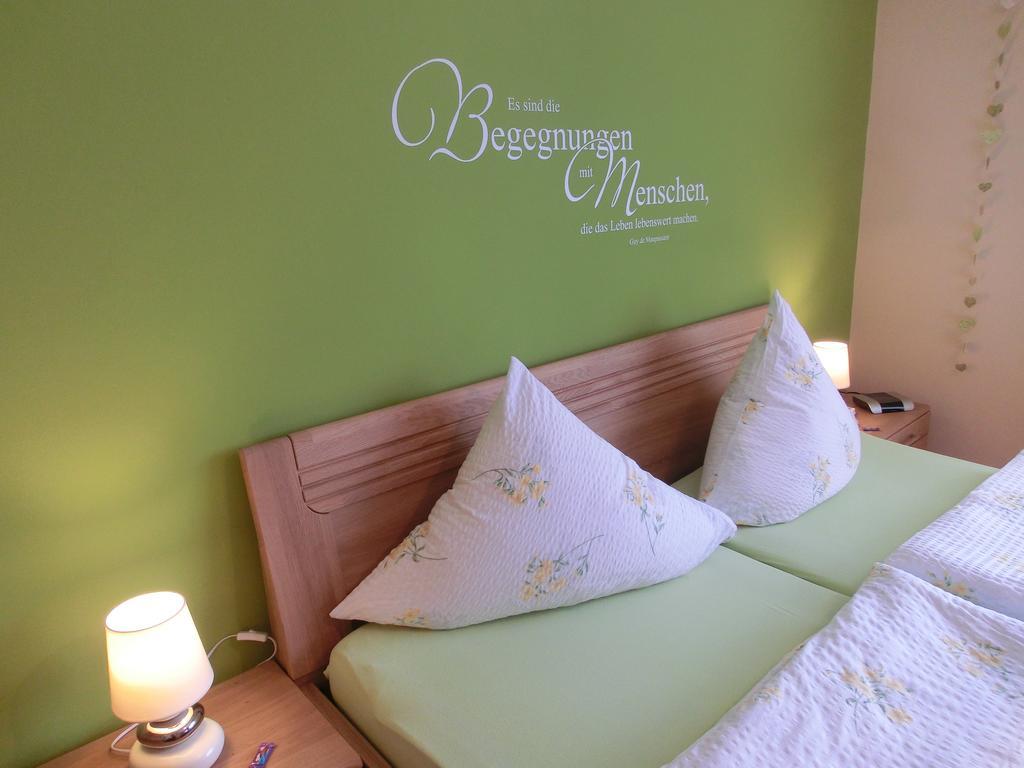 לינה וארוחת בוקר Burg  Ferienweingut Hirschen Schulstrasse חדר תמונה